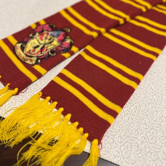 Harry Potter Gryffindor Scarf Red and Yellow Fringe Stripes Universal Studios - Picture 4 of 7